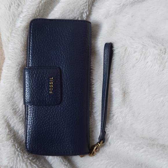 Fossil Handbags - NWOT CONDITION BLUE LARGE LEATHER TRI-ZIPPERED FOSSIL WALLET!